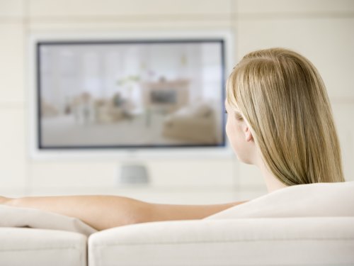woman-in-living-room-watching-television_rkwg30sss